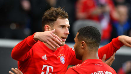 Spieler des FC Bayern München klatschen sich nach einem Tor ab.