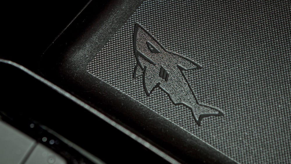 Hai-Alarm: In Opel-Modellen versteckt sich ein Raubfisch - hier bringt er sich auf der Smartphone-Ablage des Corsa in Positur.