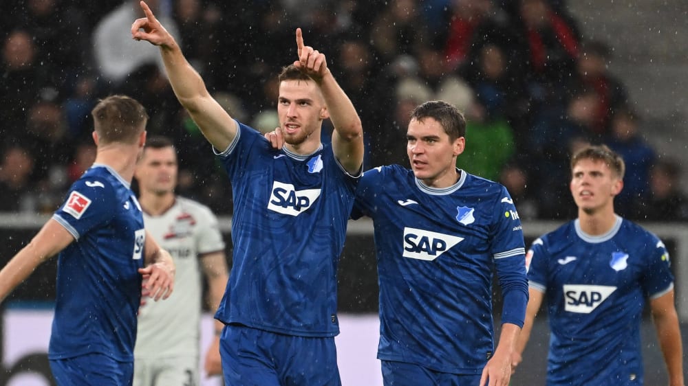 Anton Stach von der TSG Hoffenheim (2.v.l.) bejubelt mit den Kollegen ein Tor gegen Leverkusen.