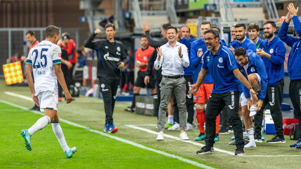 Dank an den Förderer: Amine Harit feiert seinen Doppelpack mit S04-Coach David Wagner.