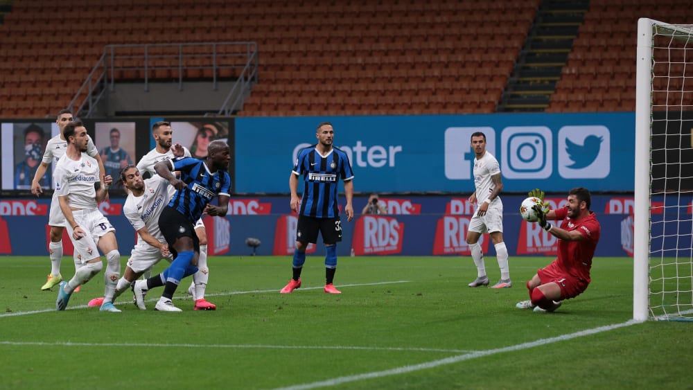 Florenz-Keeper Pietro Terracciano (re.) pariert einen Abschluss von Inters Romelu Lukaku (li.).
