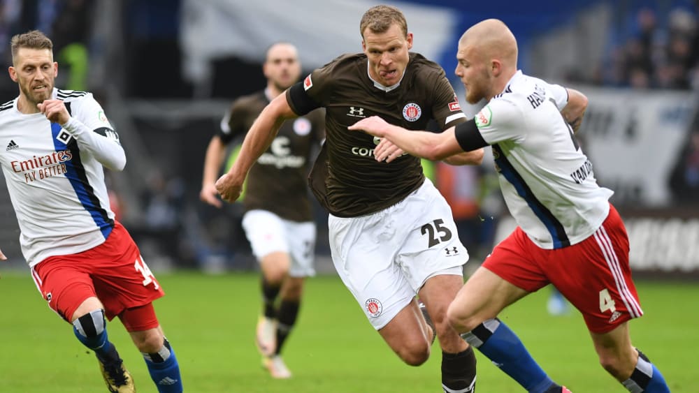 Auf dem Weg zum 1:0: St. Paulis Veerman (M.) gegen van Drongelen.