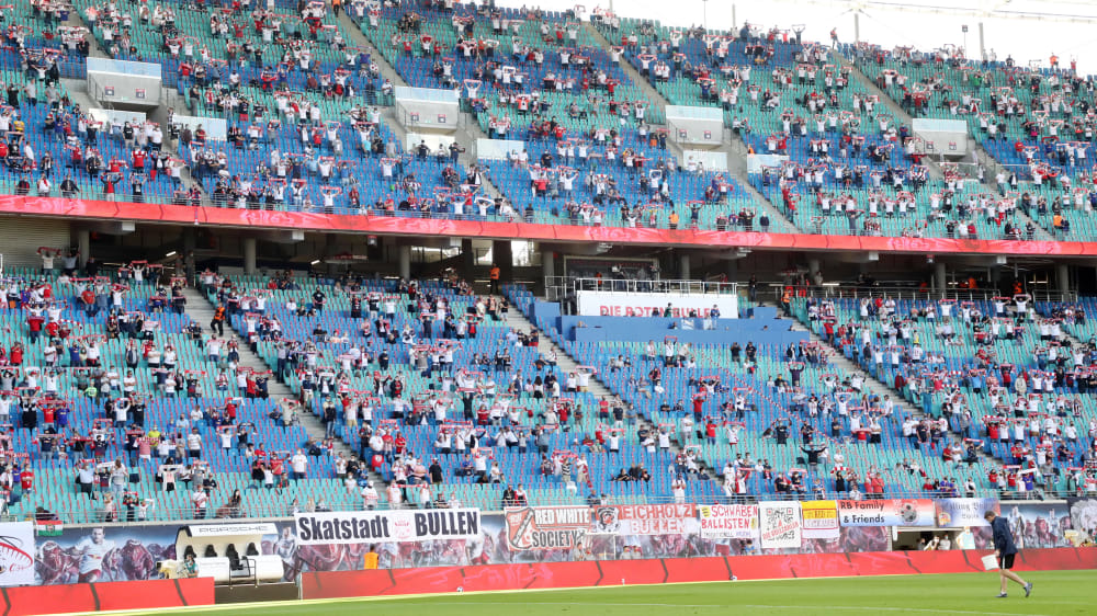 Teilweise Auslastung, Fans mit Abstand - die UEFA lässt Zuschauer zu.