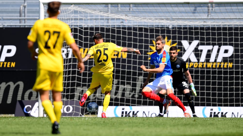Führungstreffer: Jonathan Clauss (#25) trifft zum 1:0 für Bielefeld.