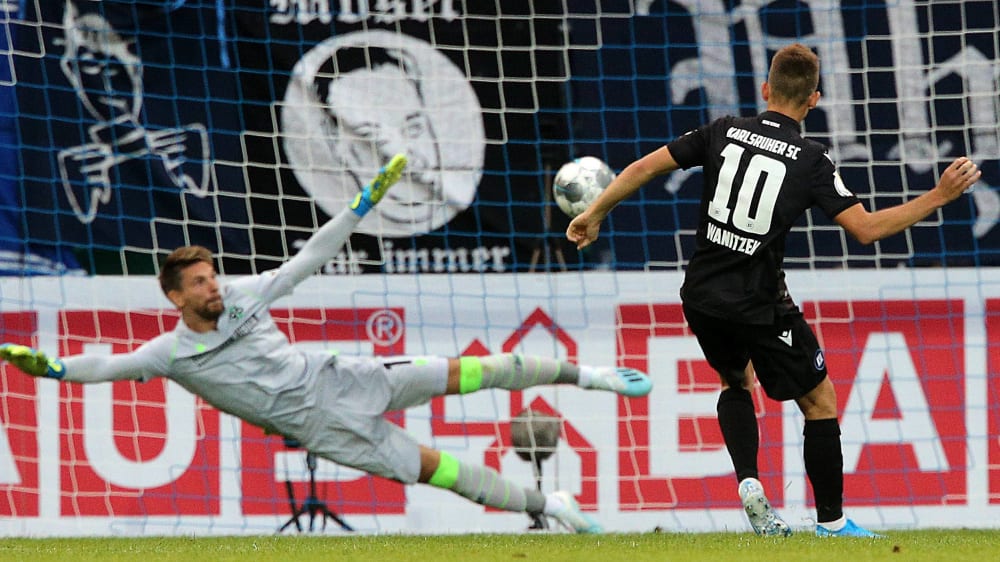 Marvin Wanitzek überwindet Ron-Robert Zieler vom Punkt.