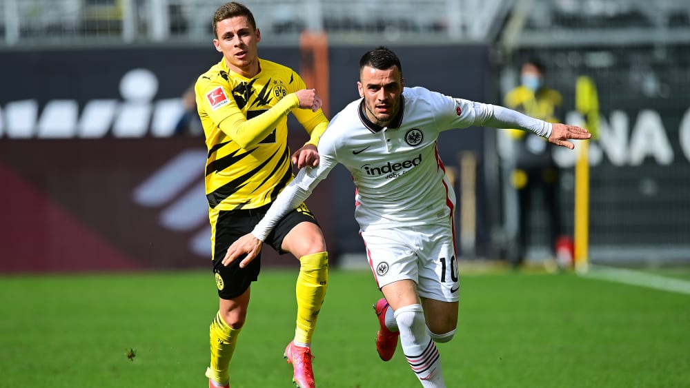 Und schon rauscht er wieder die Linie lang: Frankfurts Filip Kostic (r.), hier gegen Thorgan Hazard.