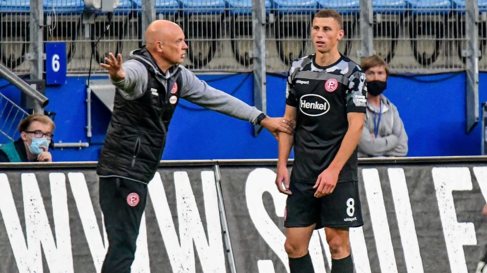 Anweisung: Fortuna-Coach Uwe Rösler instruiert Mittelfeldakteur Jakub Piotrowski.
