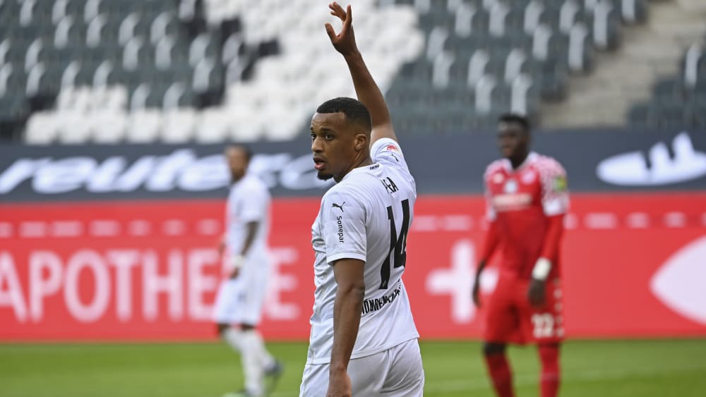 Das Winken im Strafraum: Mönchengladbach, hier mit Alassane Plea, findet zu wenig den Weg in den Strafraum.