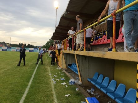 Hautnahes Erlebnis: Nach Spielschluss geht es direkt auf den Platz.