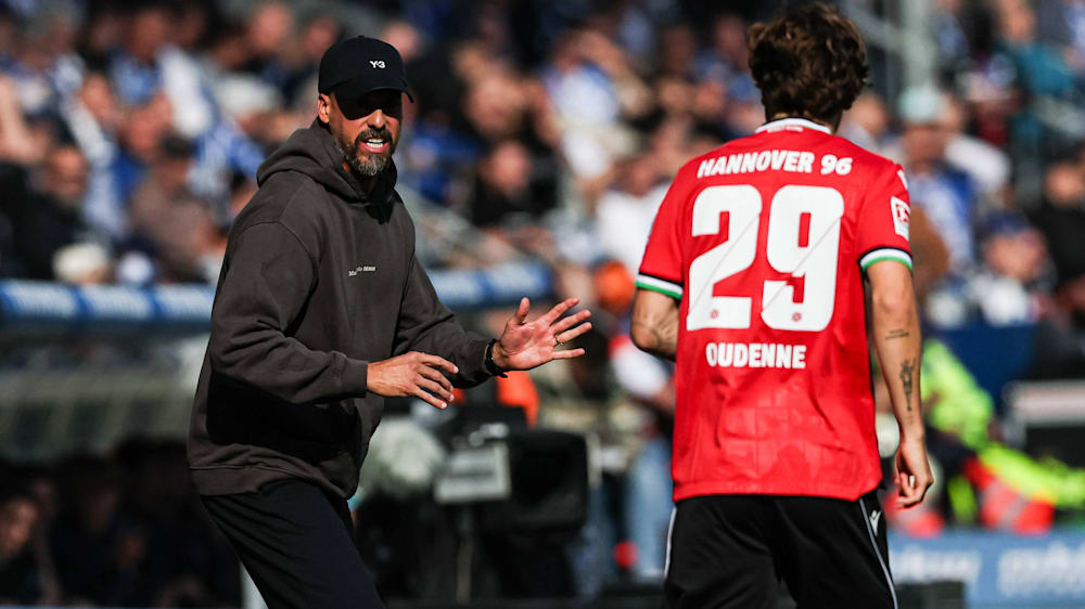Hofft auf ein erfolgreiches Heimdebüt am Samstagabend: Hannover-Coach Sandro Wagner (li.).
