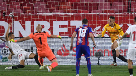 Szene für die Annalen: Eibars Keeper Marko Dmitrovic schießt aufs Tor.