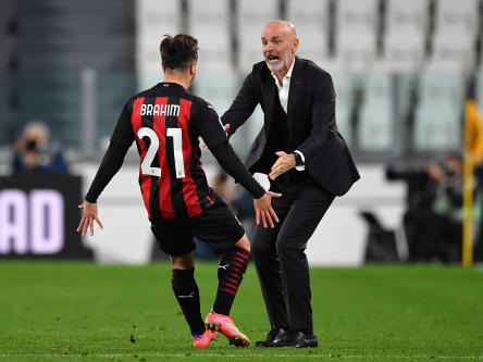 Freudentanz: Brahim Diaz und Stefano Pioli (re.) bejubeln das 1:0.