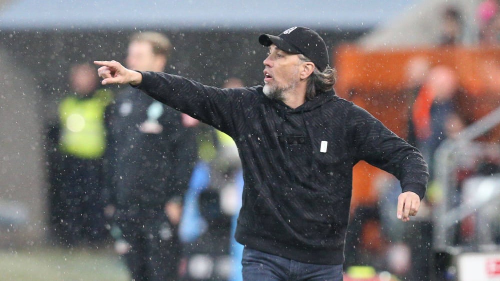 FCA-Trainer Martin Schmidt brachte seine Mannschaft mit der passenden Halbzeitansprache auf Kurs.