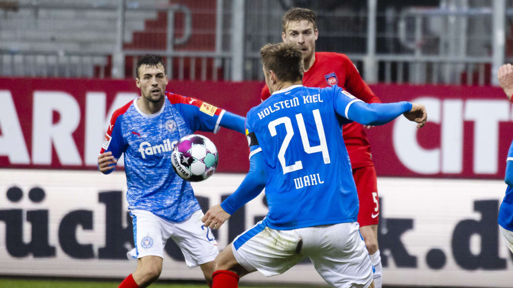 Hauke Wahl springt der Ball an die Hand.