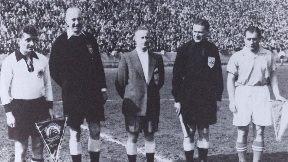 Fritz Walter and Peter ‌Momper before the World Cup ‌qualifier