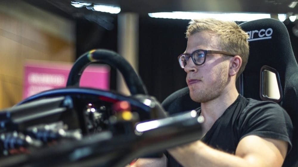 Die besten Sim-Racer Deutschlands können Teil des Jochen Schweizer SimRacing Teams werden.