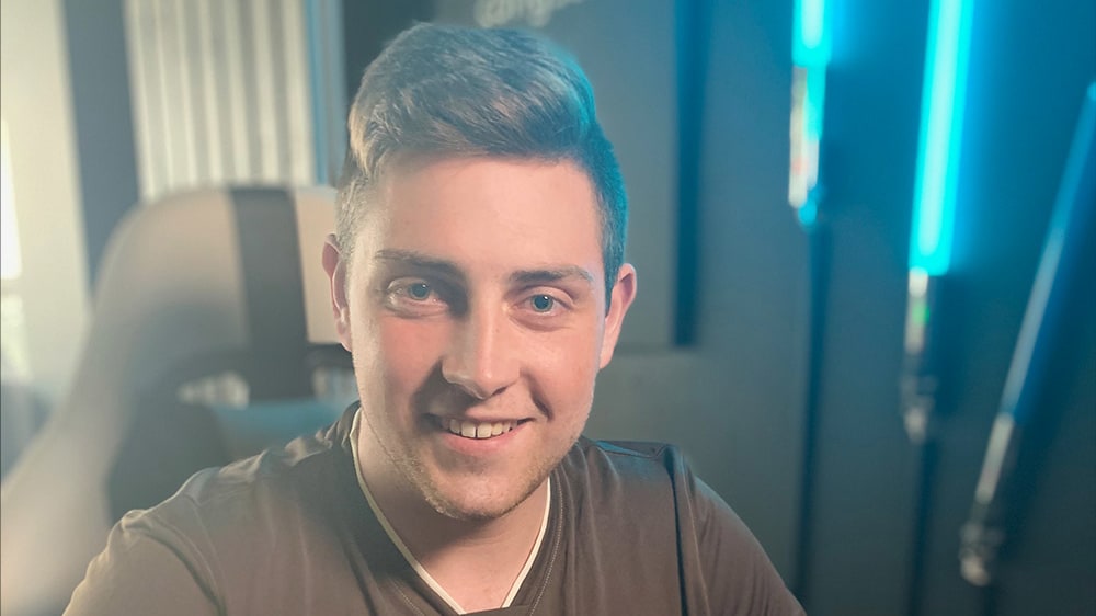Mike 'MC_SCHMIDTI_YT' Schmidt trägt fortan das braune Trikot der Kiezkicker.