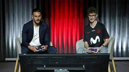 Zur Ankündigung von Atletico Esports trat Fußballstar Koke (l.) gegen eSportler 'AndoniiPM' (r.) an.