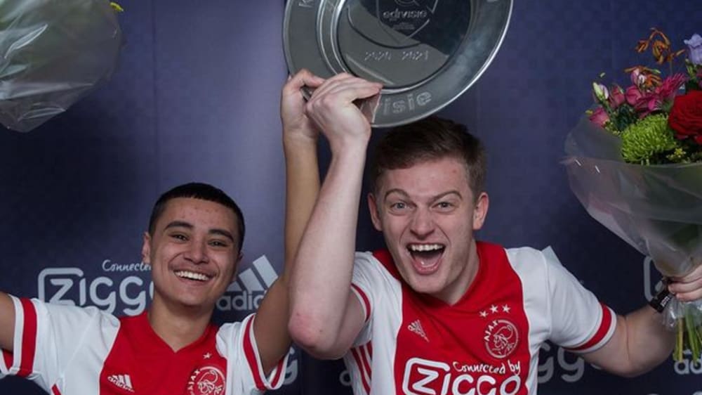 Tjardo 'Tjardo' Paliama (l.) und Dani 'Dani' Hagebeuk (r.) feiern den Meistertitel in der eDivisie.