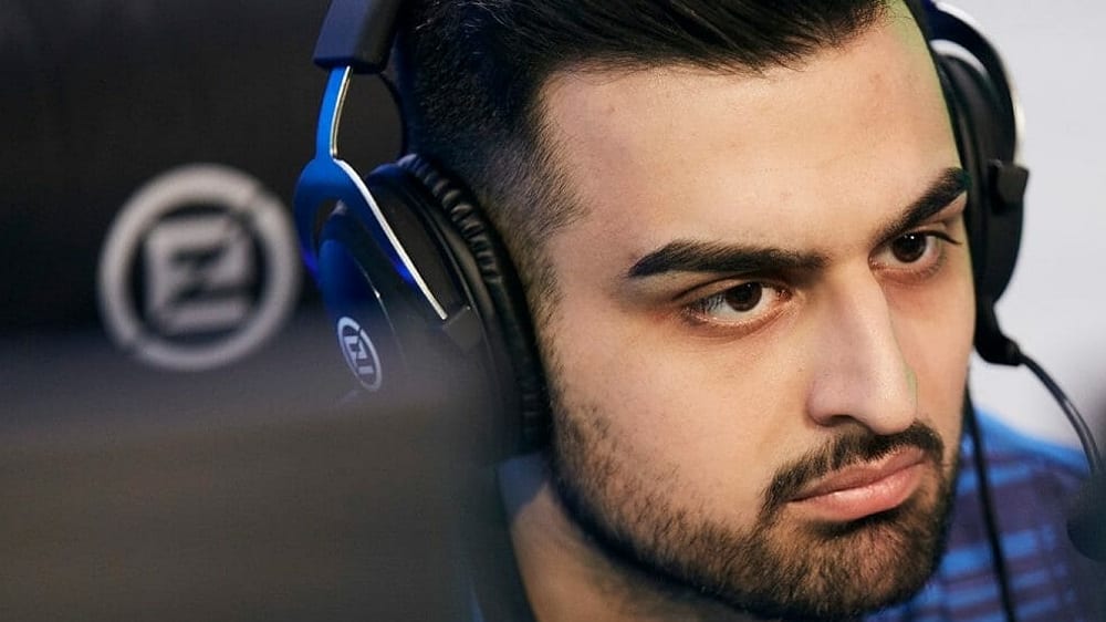 Volle Konzentration: Mehrab 'MeroMen' Esmailian und Schalke 04 haben wieder die Tabellenspitze im Auge.