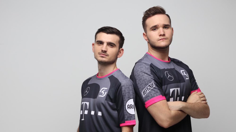 Gherman (.) und Katnawatos (r.) spielen seit dem 1. Oktober für SK Gaming FIFA.