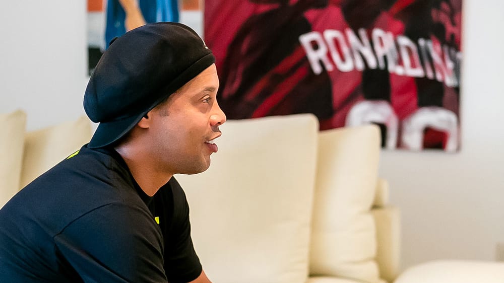 Ronaldinho über die größten Unterschiede von Fußball und eFootball.