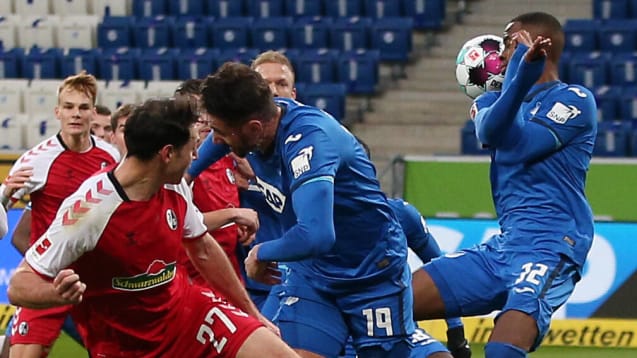 Kein Handspiel: Hoffenheims Melayro Bogarde (re.) hat die Arme zwar oben, berührt den Ball aber nur mit dem Gesicht. Trotzdem gab es Elfmeter.