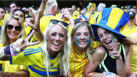 Werden auch bei der EM im kommenden Jahr wieder mit von der Partie sein: Die Fans der schwedischen Nationalmannschaft.