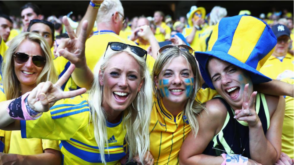Werden auch bei der EM im kommenden Jahr wieder mit von der Partie sein: Die Fans der schwedischen Nationalmannschaft.