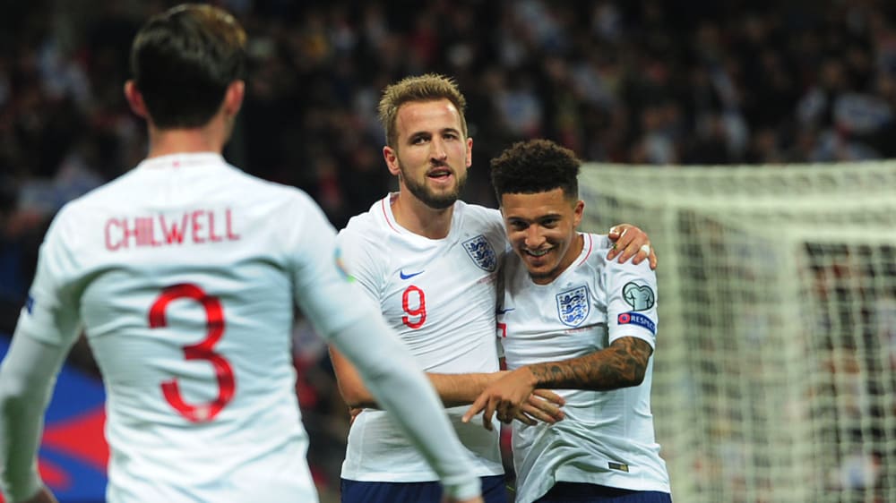 Sieben auf einen Streich: Ben Chilwell, Harry Kane und Jadon Sancho (re.) feierten die vorzeitige Qualifikation für die EM-Endrunde.