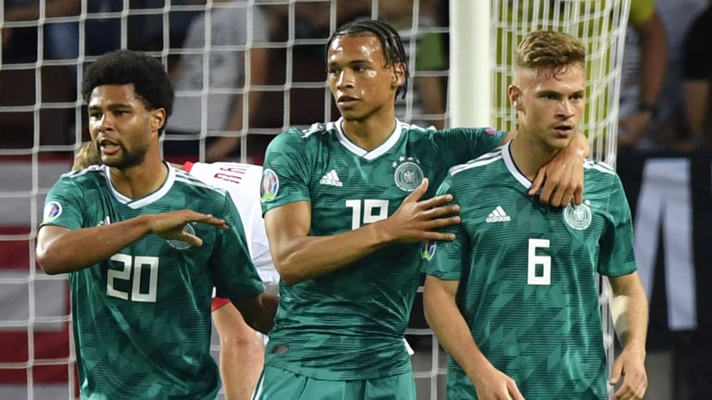 Serge Gnabry, Leroy Sané und Joshua Kimmich (v.l.n.r.) feiern den Führungstreffer des ManCity-Profis.