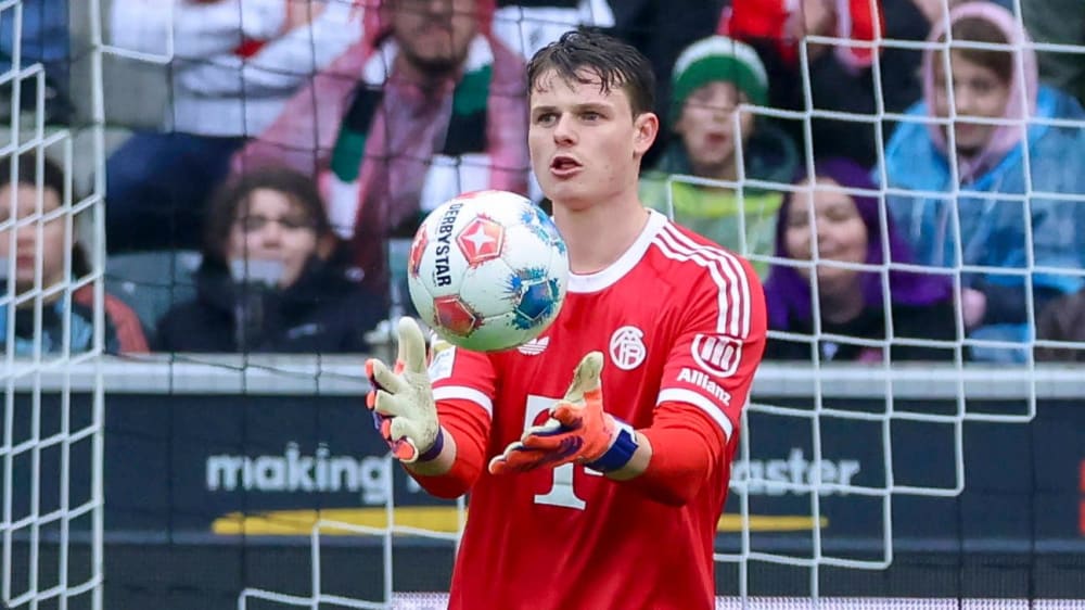 Bayerns Torwart Jonas Urbig vertritt Manuel Neuer.