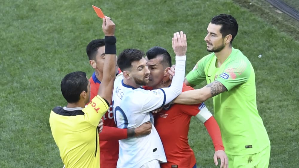 Männer sehen Rot: Lionel Messi und Gary Medel (2.v.r.) geraten aneinander - beide flogen anschließend vom Platz.