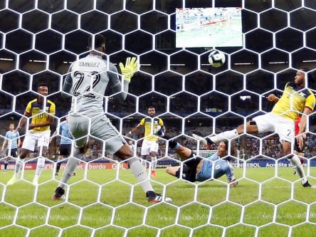 Akrobatisch: Uruguay-Stürmer Cavani besorgte schon in Durchgang eins die Vorentscheidung.