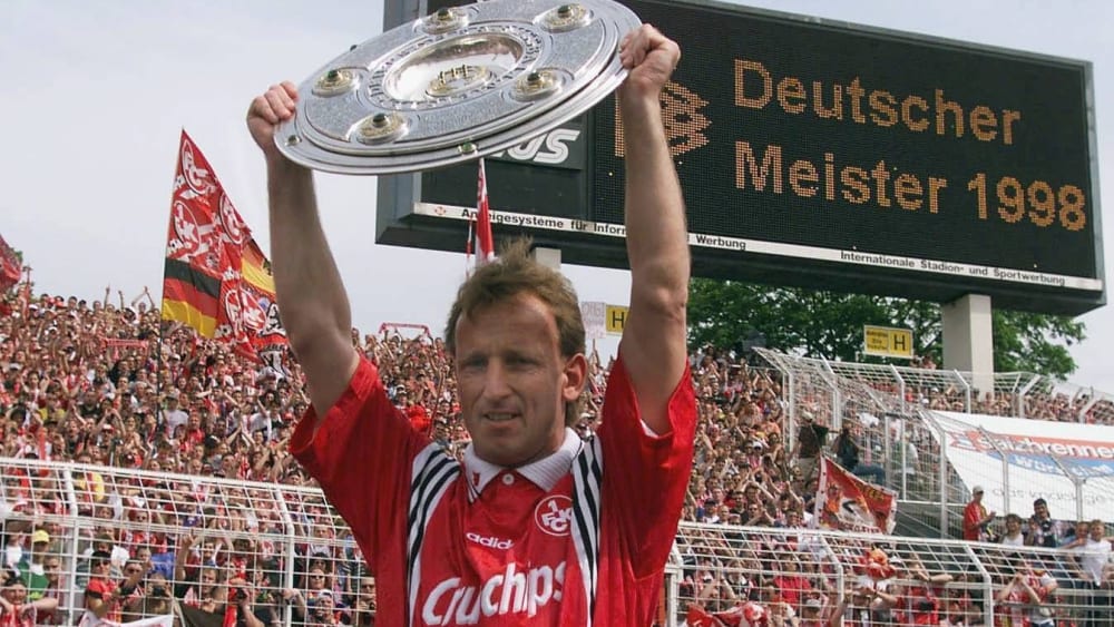 Andreas Brehme hebt nach seinem letzten Bundesliga-Spiel die Meisterschale in den Himmel.