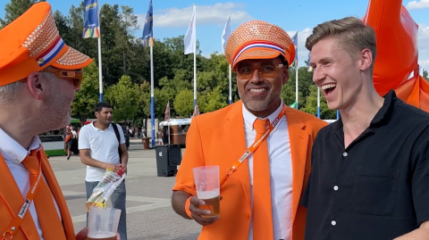 kicker-Moderator Marc Wiese interviewt Oranje-Fans