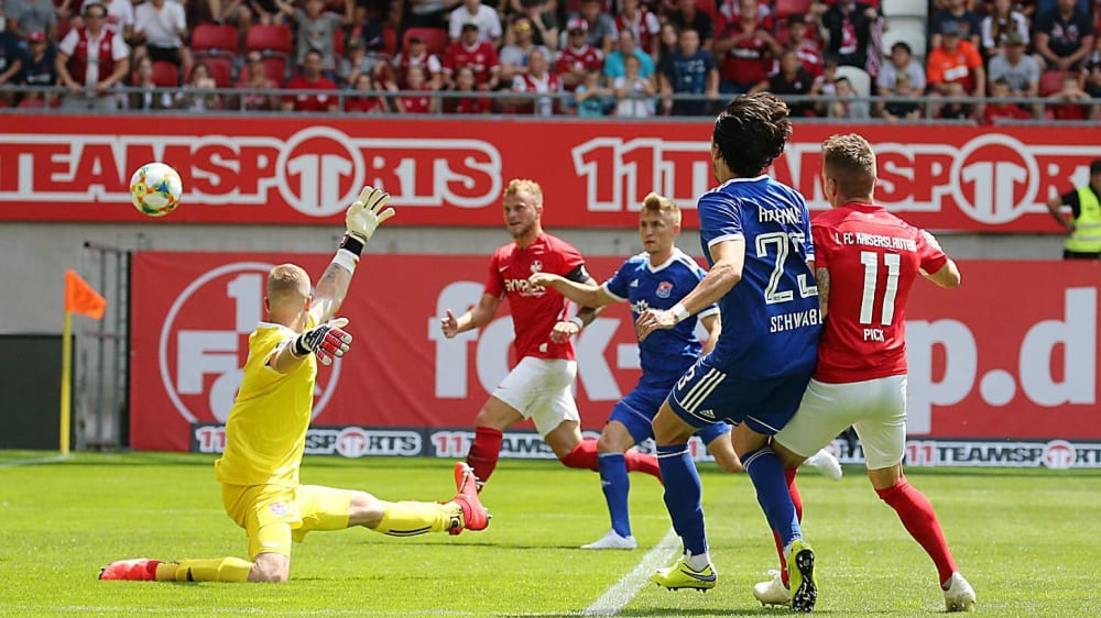 Hinein ins Gl&#252;ck: Florian Pick (re.) erzielt das 1:0 f&#252;r den 1. FC Kaiserslautern.