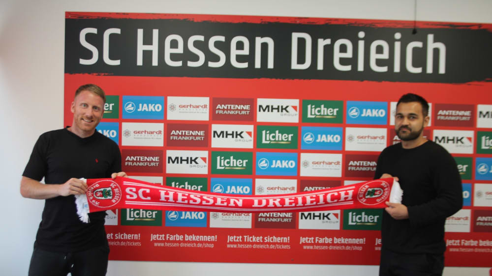Teilen nicht nur das Faible f&#252;r Ballbesitzfu&#223;ball: Sportvorstand Patrick Ochs (links) begr&#252;&#223;t Sasan Tabib als neuen Trainer bei Hessen Dreieich.