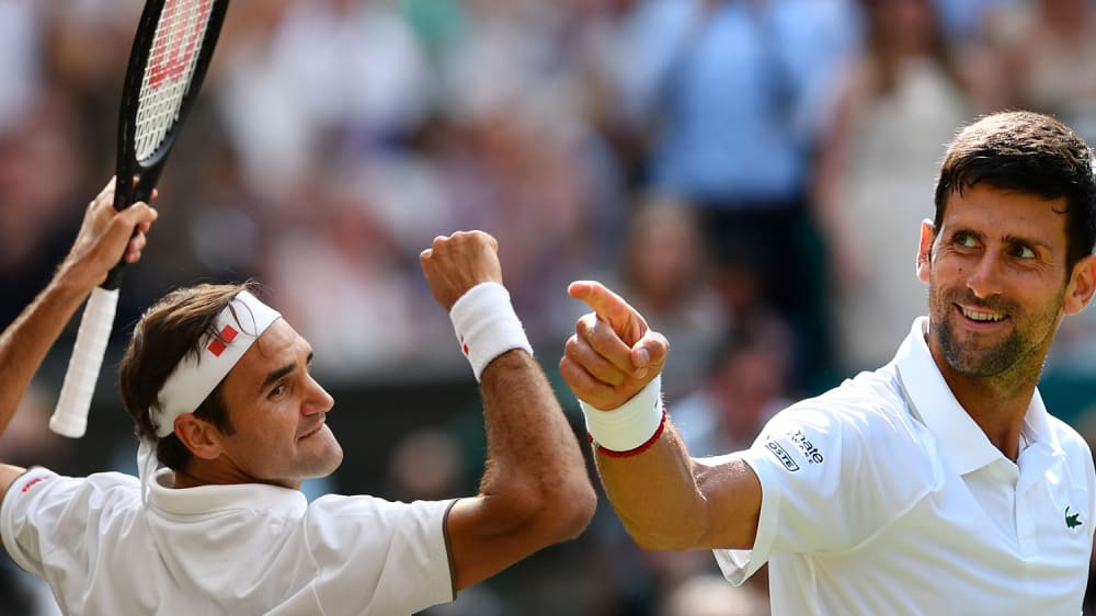 Roger Federer und Novak Djokovic (r.)