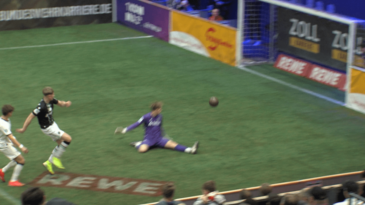 Tor-aus-dem-eigenen-Strafraum-Die-Highlights-von-Tag-3-beim-REWE-Juniorcup