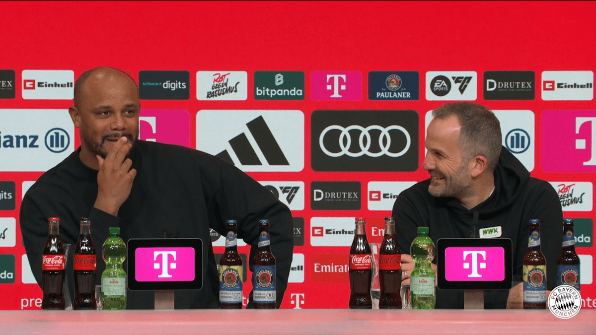 -Ach-so-bei-euch-Baum-und-Kompany-lachen-ber-Bier-in-der-Kabine