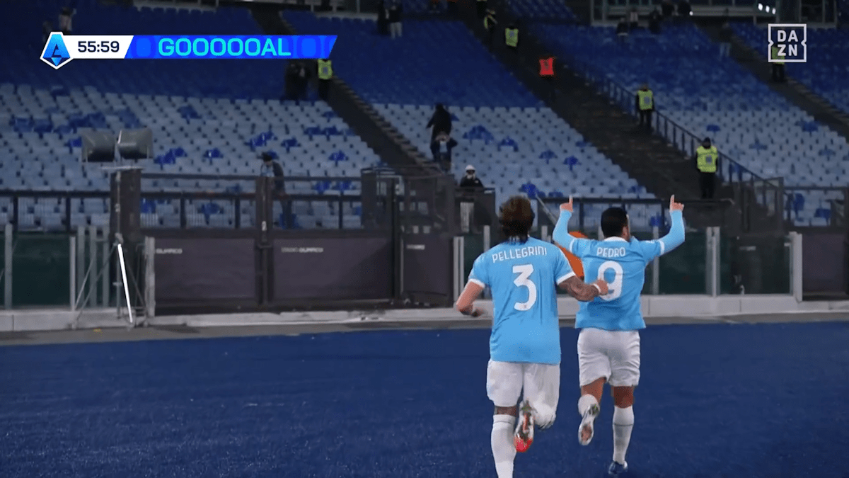 Skurrile-Bilder-Pedro-jubelt-mit-den-einzigen-Fans-im-Stadion