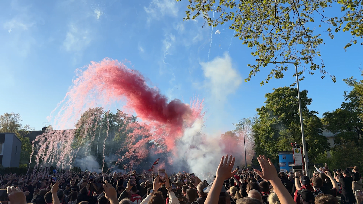 Feuerwerk bei der Busankunft: Bayer-Fans stimmen sich ein
