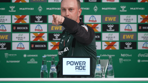 Kuriose Szene auf der PK