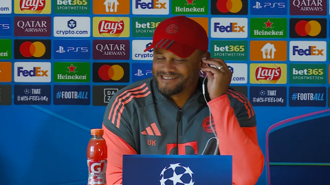 Lustige Szene auf der PK
