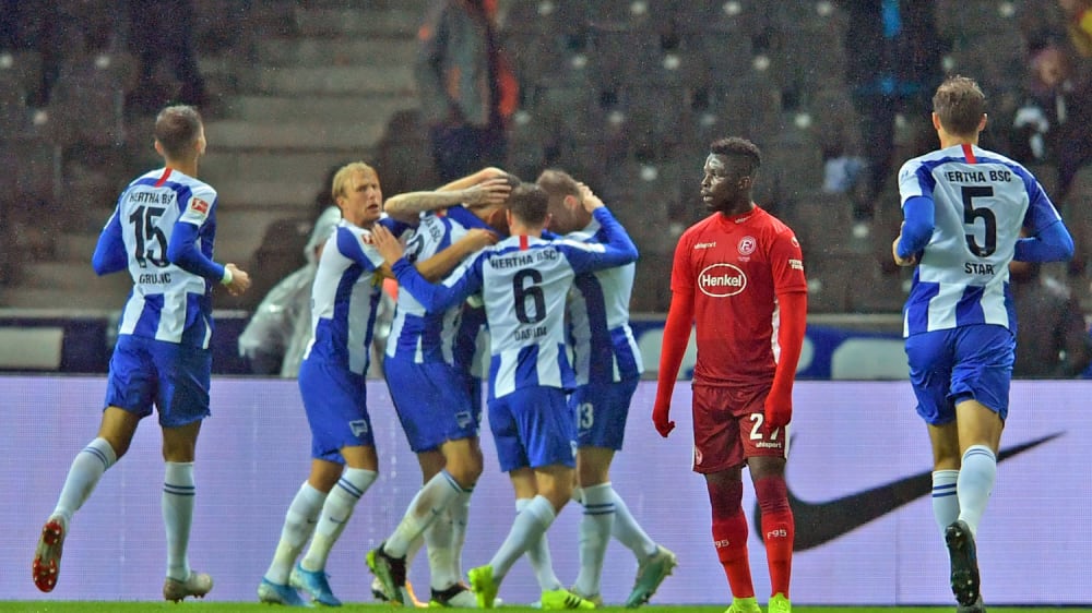 Glücklich in Blau und Weiß: Die Berliner beim Torjubel, Düsseldorfs Ampomah (2.v.r.) ist bedient.