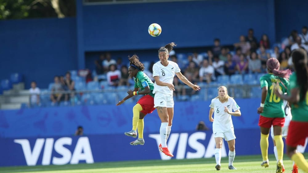 Neuseelands Abby Erceg und Kameruns Gabrielle Onguene im Luftduell.