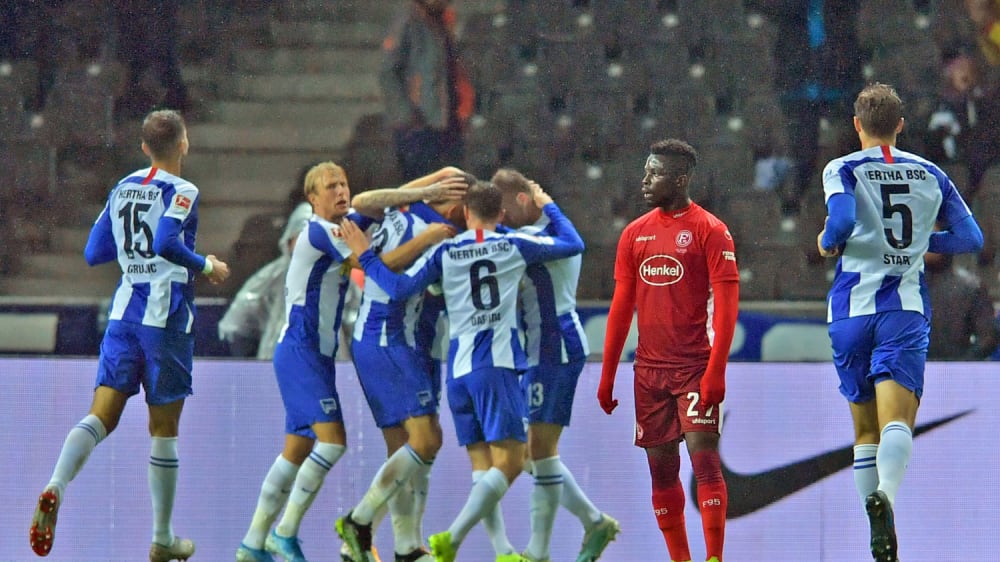 Glücklich in Blau und Weiß: Die Berliner beim Torjubel, Düsseldorfs Ampomah (2.v.r.) ist bedient.
