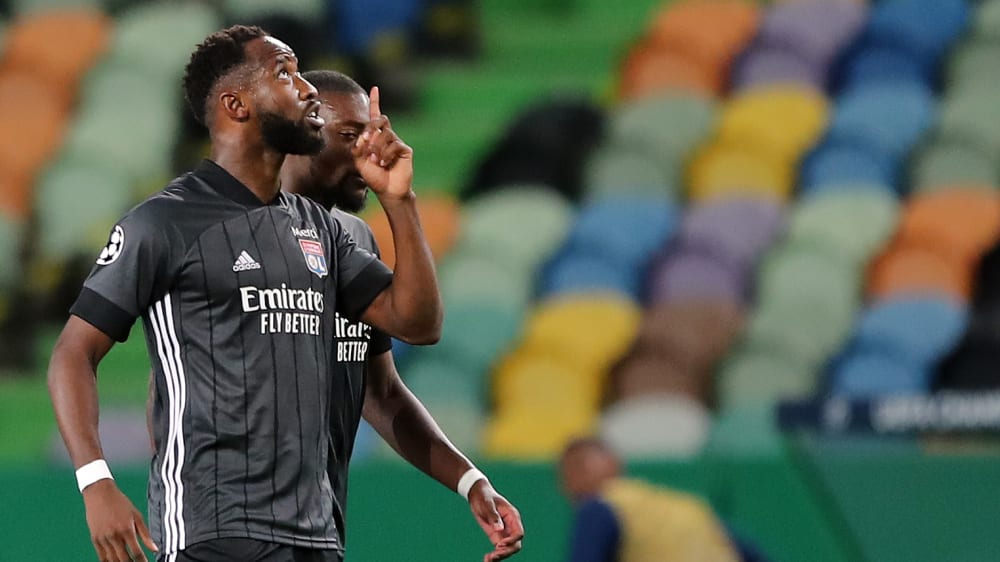 Der Dank nach oben: Joker Moussa Dembel&#233; traf doppelt f&#252;r Lyon. 