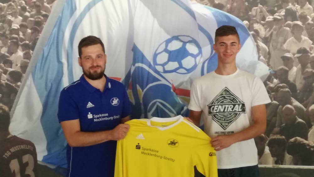 Bekommt eine zusätzliche Alternative auf der Torhüterposition: Neustrelitz-Trainer Maximilian Dentz (links) mit Neuzugang Zlatan Kostal